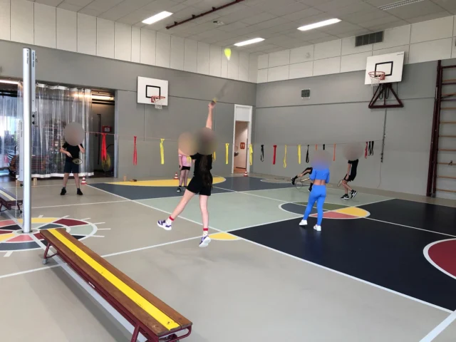 𝓑𝓮𝔀𝓮𝓰𝓮𝓷. 𝓞𝓷𝓽𝓭𝓮𝓴𝓴𝓮𝓷. 𝓟𝓵𝓮𝔃𝓲𝓮𝓻. 

🏸 Een potje badminton spelen tijdens de gymles 🏸 Hoe leuk is dat! Als er kinderen enthousiast zijn geworden, kunnen zij contact zoeken met de vereniging @badminton.hardenberg 

#FotoVanDeWeek #Badminton #Hardenberg #BewegenOntdekkenPlezier