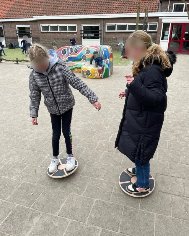 𝙱𝚎𝚠𝚎𝚐𝚎𝚗. 𝙾𝚗𝚝𝚍𝚎𝚔𝚔𝚎𝚗. 𝙿𝚕𝚎𝚣𝚒𝚎𝚛. 

Voor de foto van de week 📸 Deze week een foto van de balanceerschijf op het schoolplein. Een leuke manier om te oefenen met balanceren 😎

#FotoVanDeWeek #Balanceren #Balanceerschijf #Schoolplein #BewegenOntdekkenPlezier