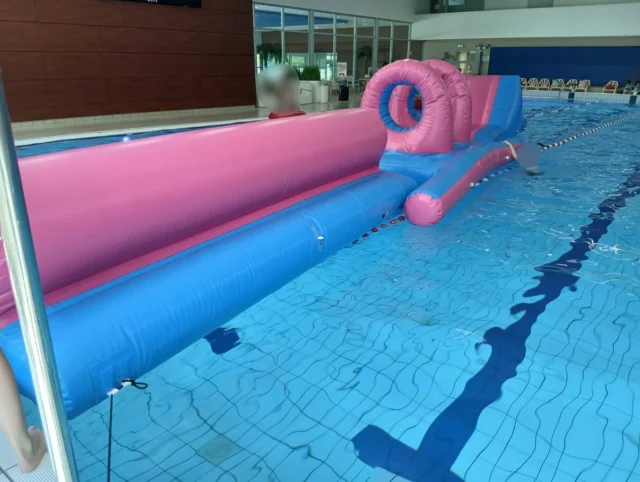 💦 Ｗａｔｅｒｓｐｅｋｔａｋｅｌ💦

Ondanks het mooie weer, was het waterspektakel gisteren met een groep enthousiaste deelnemers in @zwembaddeslag 🏊 Met een stormbaan, stoelendans en nog veel meer! 

Op naar de laatste vakantie activiteit op vrijdag! 

🌴 🅴🆇🅿🅴🅳🅸🆃🅸🅴 🆁🅾🅱🅸🅽🆂🅾🅽 🌴

Er zijn nog plekken vrij, dus je kunt nog meedoen! Ga samen met je team op zoek naar de mysterieuze  schat. Durf jij de ‘eetproef’ aan en komen jullie de ‘eilandraad’ door? Ga mee op avontuur 🗺️ 

🔗 https://gewoonactief.nl/expeditie-robinson-mei-25 🔗

#Vakantie #VakantieActiviteit #Meivakantie #Waterspektakel #ExpeditieRobinson #GeefJeOp #SportserviceGroep