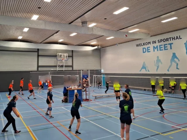 🏐 𝕃𝕖𝕣𝕒𝕣𝕖𝕟 𝕧𝕠𝕝𝕝𝕖𝕪𝕓𝕒𝕝𝕥𝕠𝕖𝕣𝕟𝕠𝕠𝕚 🏐

Afgelopen vrijdag was het weer zover! Een gezellig en sportief toernooi voor de leraren. 

Een spannende finale tussen KC Balkbrug en OBS de Kern, maar ook dit jaar gaat De Kern er met de wisselbeker vandoor! Het derde jaar op rij en dat betekent dat zij de beker mogen houden 💪🏼🏆

Iedereen bedankt voor een leuk toernooi en op naar volgend jaar! 

#LerarenVolleybaltoernooi #SamenSporten #Gezellig #SportserviceGroep