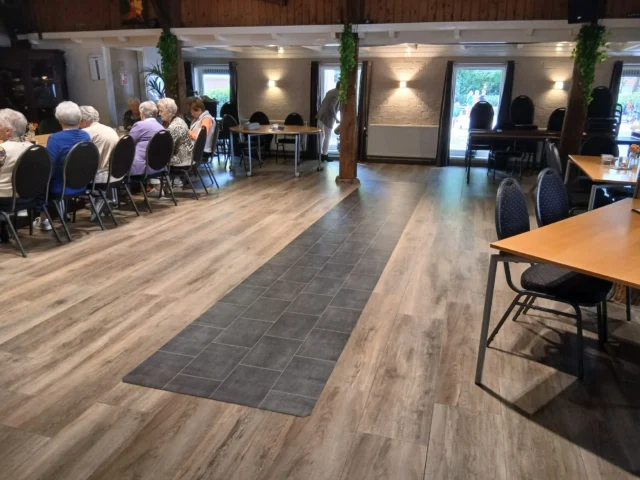 𝗢𝗻𝘁𝗱𝗲𝗸 𝗱𝗲 𝗸𝗿𝗮𝗰𝗵𝘁 𝘃𝗮𝗻 𝘀𝗽𝗼𝗿𝘁 𝗲𝗻 𝗯𝗲𝘄𝗲𝗴𝗲𝗻 

Valrisico test in Geesteren. Tijdens een koffie en kaartspel moment ☕♣♦, zijn wij langs gegaan met de 'smart-floor'. Deze test is bedoelt om te kijken of inwoners een verhoogd valrisico hebben. De mensen konden meedoen door over de mat te lopen🚶‍🚶‍♀ 15 mensen hebben hier aan meegedaan en hebben informatie kregen. Na de zomer start een cursus waaraan inwoners mee kunnen doen 💪. 

📧Meer informatie hierover? Neem contact op met ons via info@sportservice-groep.nl! 

#Valpreventie #Testen #SmartFloor #Cursus #Informatie #SamenBewegen #SportiefInBeweging #SportserviceGroep