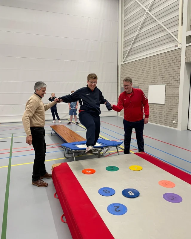 𝗢𝗻𝘁𝗱𝗲𝗸 𝗱𝗲 𝗸𝗿𝗮𝗰𝗵𝘁 𝘃𝗮𝗻 𝘀𝗽𝗼𝗿𝘁 𝗲𝗻 𝗯𝗲𝘄𝗲𝗴𝗲𝗻 

Sporten en bewegen tijdens de VAST groep. Een aangepast aanbod waar iedereen met plezier naartoe gaat! Trampolinespringen stond deze week op het programma en dit werd met veel enthousiasme gedaan! 😁

#VAST #AangepastSporten #Plezier #SamenBewegen #TrampolineSpringen #FotoVanDeWeek